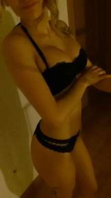 NOA ESPAÑOLA RECORRE MIS PECHOS CON TUS LABIOS