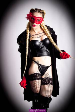 DOMINA BLONDE, EXPERTA EN SADO !!!