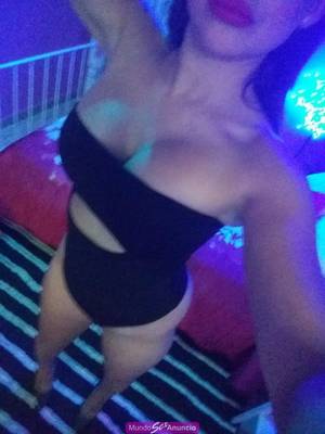 Latina con ritmo loco y caliente