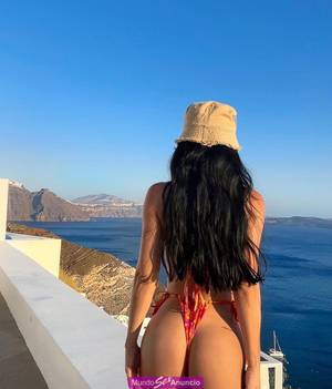 Morena atractiva con sexys curvas