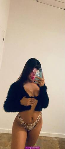 SENSUAL Y TRAVIESA CHICA LATINA CON GANAS DE CAÑA