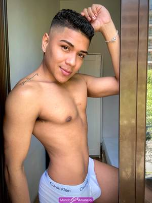 Un guapo chico latino de paso!