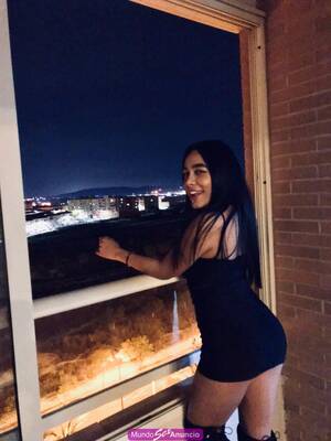 JOVEN LATINA DE 19 AÑOS CHUPA POLLA