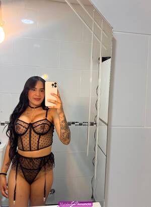 DANIELA JUGUETONA Y FIESTERA