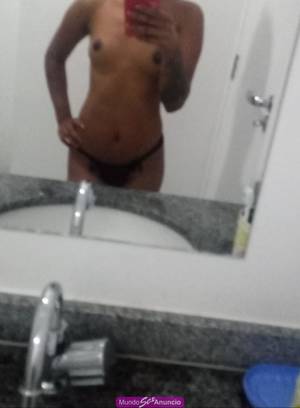 Morena linda  olhos castanhos claro cabelos longos pretos  U