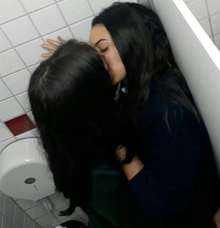 Dual de amigas en departamento piola