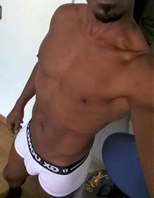Scort sexy modelo negro de gran cuerpo y dotación,