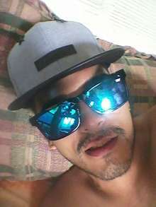 man pinta versatil con sitio