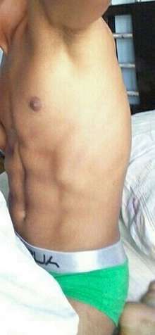 Joven dispuesto a complacer todos tus deseos sexules.