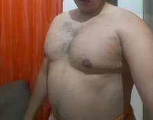 Hombre serio como acompañante