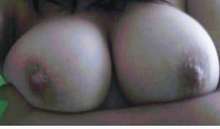Chica ardiente atiende caballeros