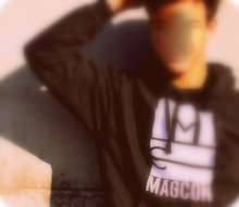 joven acompañante bn