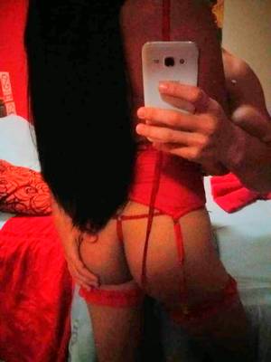 Sexy pareja joven y ardiente brinda sus servicios