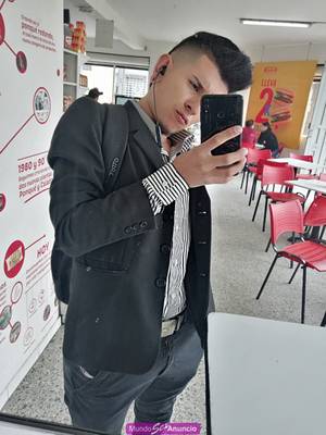 Alex chico complaciente
