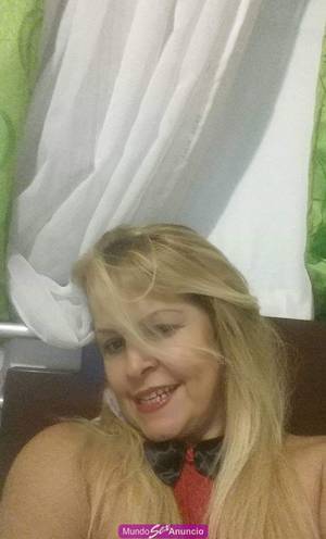Rubia jugosita y juguetón en la cama