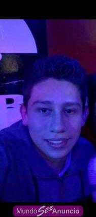Chico pasivo travieso dispuesto a lo que sea