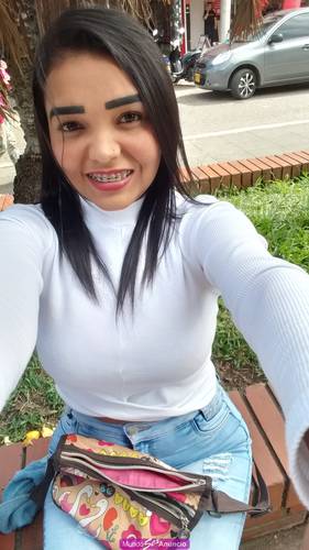 Morena muy complaciente