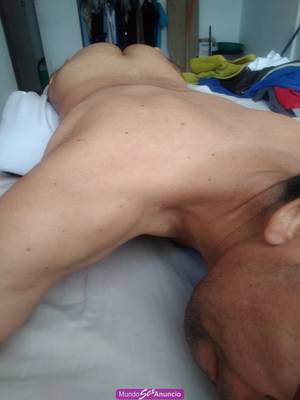 Hombre adulto hace masajes y cuida a personas adultas mujere