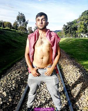 TU MACHO PELUDO Y VARONIL DISPONIBLE EN EL NORTE DE BOGOTA