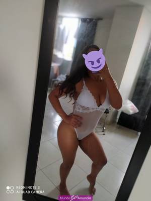 Katy hermosa morena nueva en el medio