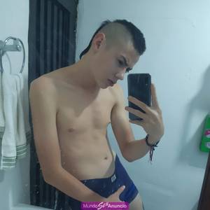Joven serio blanco lampiño y masculino