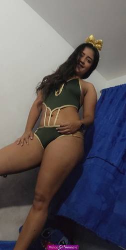 Niña coqueta y tierna muy juguetona