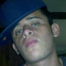 chico joven complaciente y atento solo mujeres no importa ed