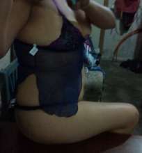 Linda Escot muy complaciente