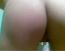 Chico putito pasivo ofrece sexo oral gratis a hombres maduro