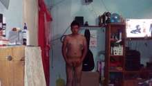 Joven complaciendo a mujeres