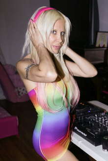 Ha vuelto la mujer porno-deejay