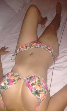 Darla piel canela linda joven señorita complaciente