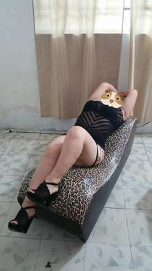 Aporrea tu rico miembro en mis tetas o mis nalgotas mi amor