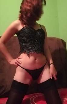 Chica delgada nueva en el ambiente 100% real