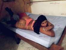 KARMINA MUY COMPLACIENTE EXUBERANTE MORENA CALIENTE--