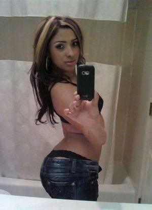 NIÑA  CON UNA BOQUITA TRAVIEZA MMMM