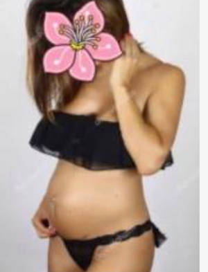 Una sexy embarazada muy rica