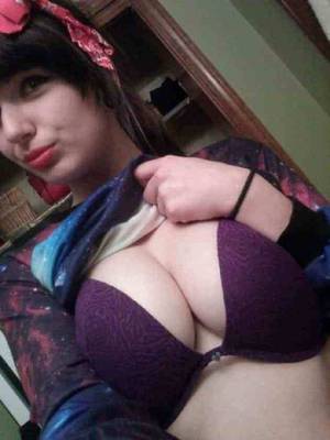 CHIQUILLA   MUY  COMPLACIENTE