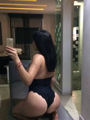 CABELLO NEGRO PIEL BLANCA Y MUY BUENOS ATRIBUTOS