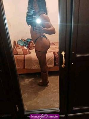 Chica travesti piel morena de fuego