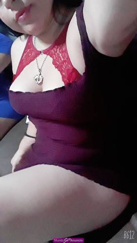 Mujer joven gorda de curvas, muy blanca