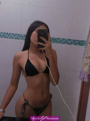 BUSCAS UNA CHICA QUE ESTÉ APRETADITA AQUÍ ESTOY YO