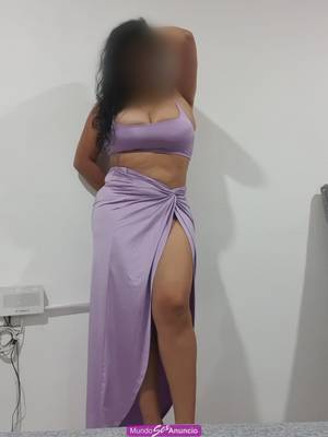 Una exquisita mujer divertida y complaciente