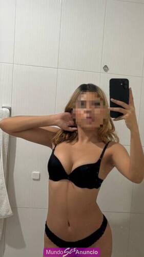 HERMOSA JOVENCITA DE PASO EN LA CIUDAD