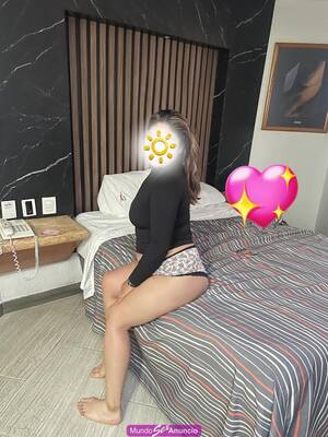 Bella joven ardiente con ricos pechos y buen trasero
