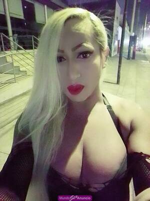 Chica trans masajista en la cama