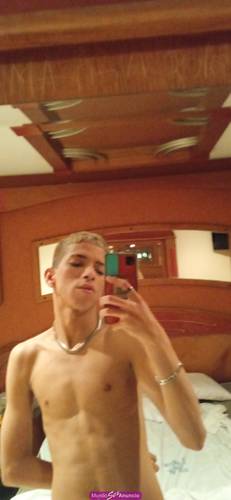 Chico de 18 años dispuesto a cumplir tus fantasías sexuale