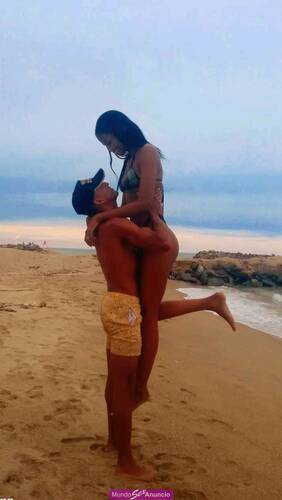 Pareja joven atlética, vende contenido y encuentros